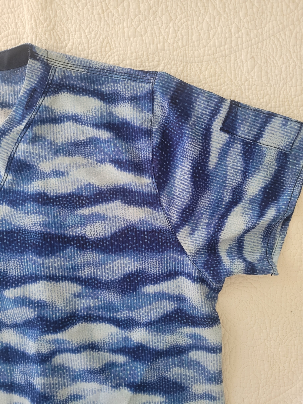 Carhartt Blue & White Patterned V-Neck Scrub Top - Picture 4 of 9